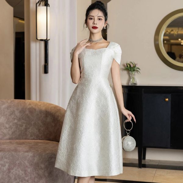 Váy tafta lệch vai dáng xòe thanh lịch và kiêu kỳ