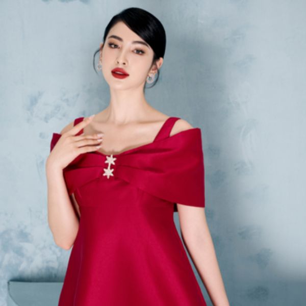 Váy tafta dáng dài cổ V chữ A lựa chọn an toàn mà nổi bật
