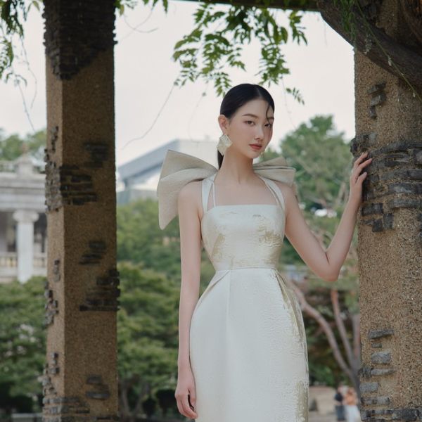 Váy tafta body cổ yếm gợi cảm nhưng tinh tế