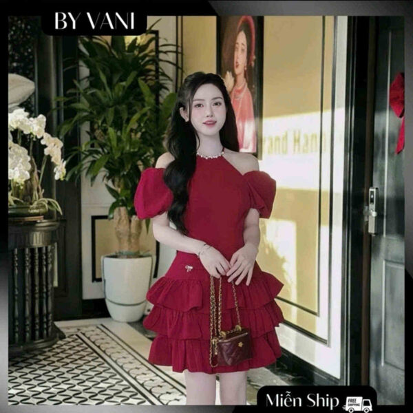 Váy Tafta Cổ Yếm Chân Xếp Ly Ba Tầng M65